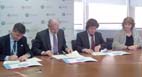 Momento de la firma del convenio.